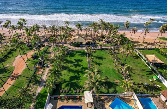 House in Vilas do Atlântico on the seafront with six air-conditioned suites