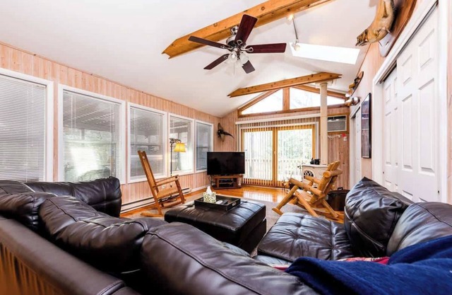 House of Reilly - 5-Min Walk to Private Beach!