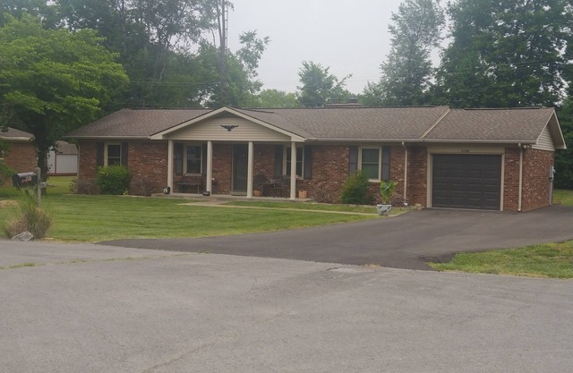 House on a quiet court, close to hospitals,restaurants and retail.