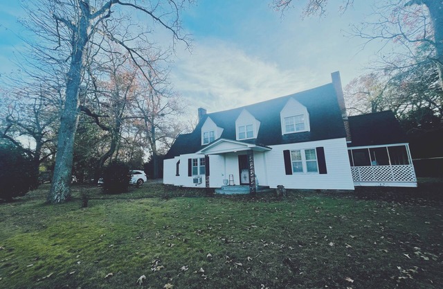 House on an acre! Book 2 nights and get the 3rd free.