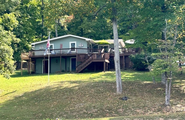 House on Lake Malone 200ft waterfront No Cleaning/Pet fees Across from Marina