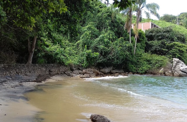 House on large plot by the sea, in condominium