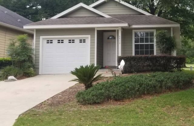 House on the 1st fairway. Close to FSU & Gainesville. Pet friendly.
