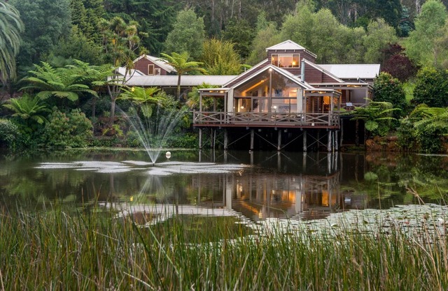 House on the Lake + Guest House: Unique Oasis