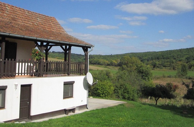 House rental with large garden and panoramic views, pets welcome
