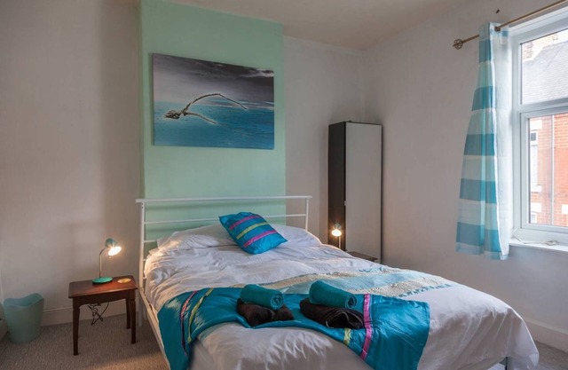 House - Sleeps 4 - Pets Ok - Parking - Garden