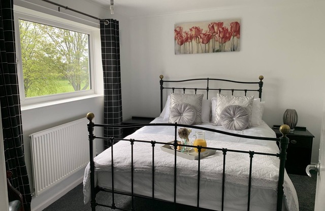 House - Sleeps 5, parking & private garden