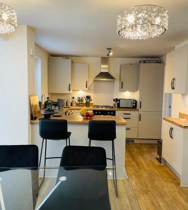 House-Sleeps 8-Parking-Garden