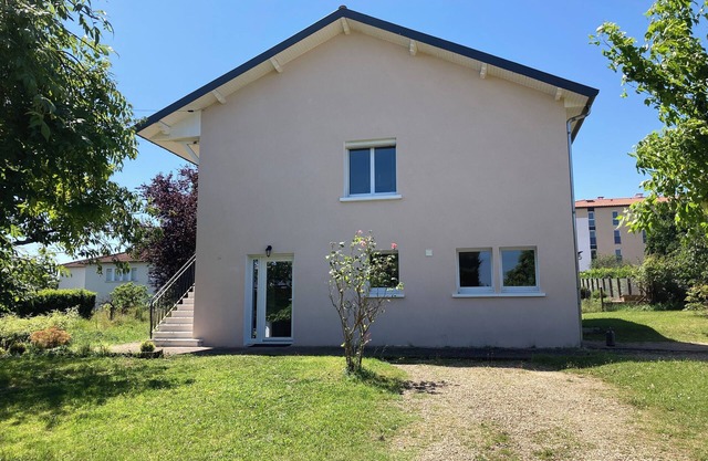House Villefranche-sur-Saône sleeps 10 half city, half country
