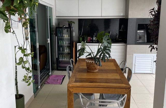 House with 3 suites, swimming pool, close to the beach.