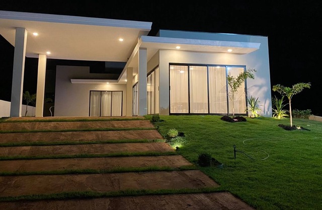 House With 3 Suites and Heated Pool with Hydro