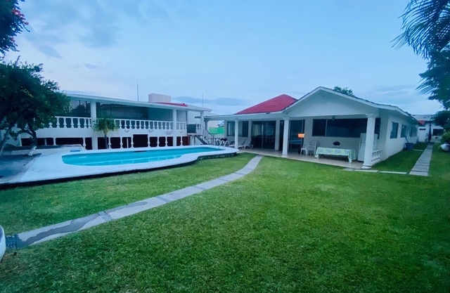 HOUSE WITH 4 BEDROOMS, FOR 8 PEOPLE, 4 BATHROOMS, 24 HOUR SECURITY, VERY CLOSE TO CUERNAVACA CENTER.