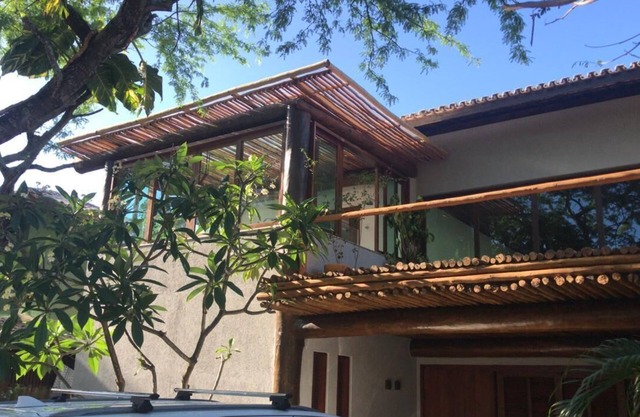 House with 5 bedrooms, swimming pool. Near the natural pools