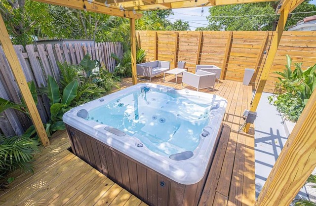 HOUSE WITH A HOT TUB ! ONLY 10 MINS TO THE BEACH