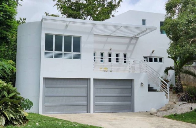 House with amazing architecture with private pool and full A/C.