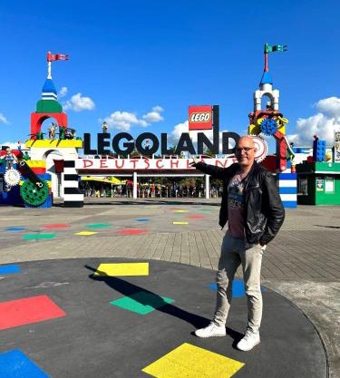 House with castle view & art