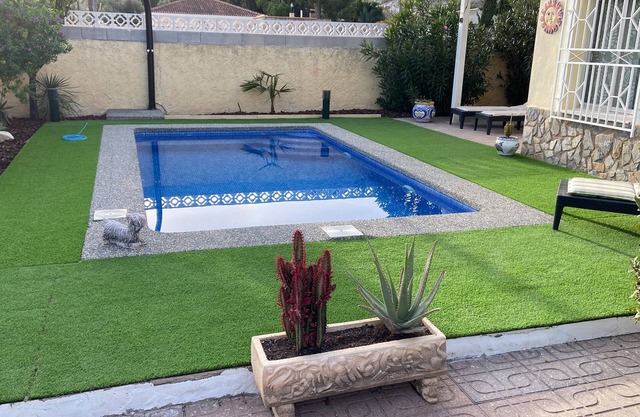 House with outbuilding 200 metres from the spa