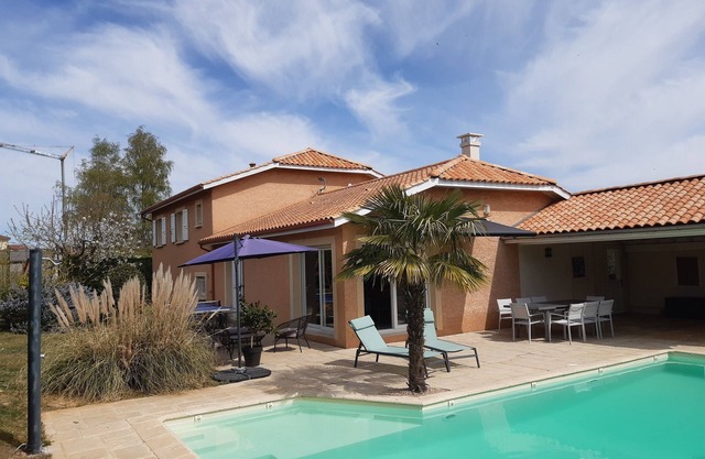 House with swimming pool, 4 bedrooms - 10 people