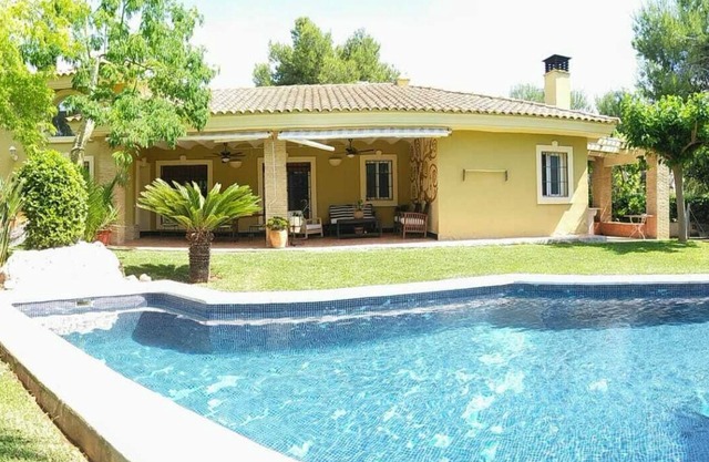 House with garden and private pool