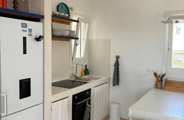 House with garden in the bay of Yialos, 400 m from the sea