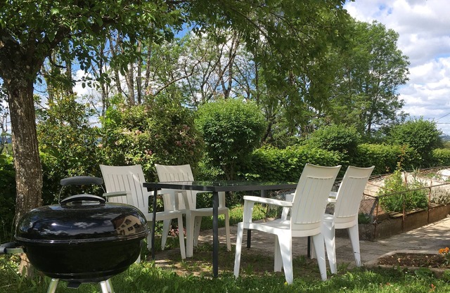 House with large garden and parking - Quiet location