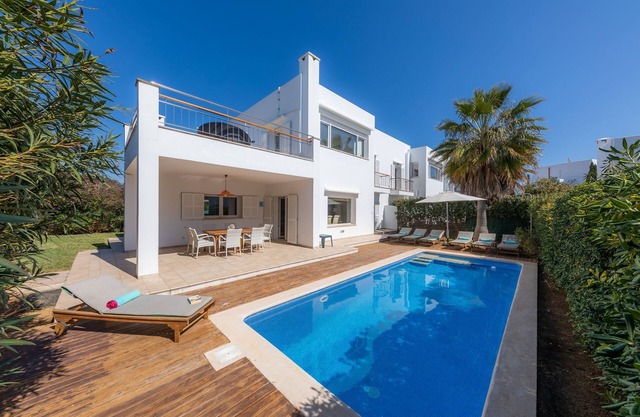 House with Mountain Views, Pool, Garden, Terrace, A/C and Wi-Fi