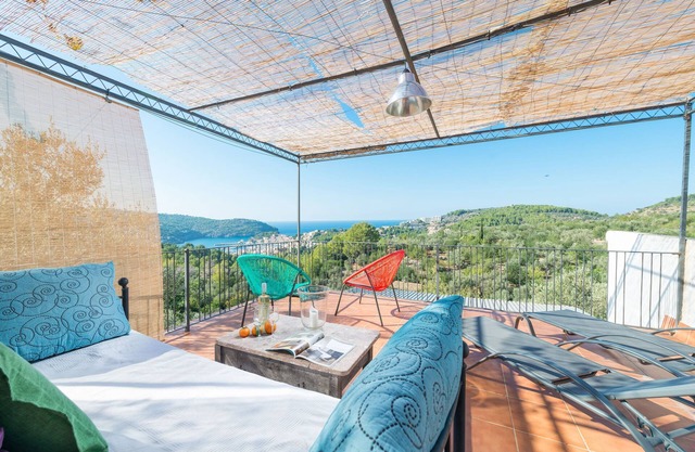 House with pool and sea view – Casa Can Divertit