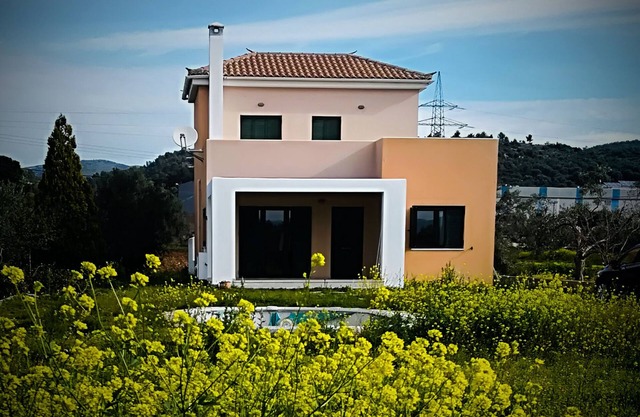 House with pool, garden and fireplace
