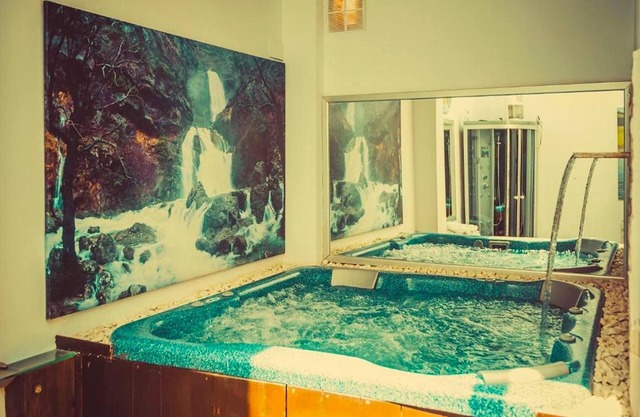House with private patio for 17 with jacuzzi