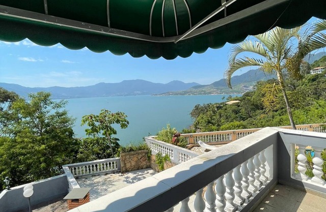 House with wonderful views, swimming pool and barbecue! Near Cigars beach
