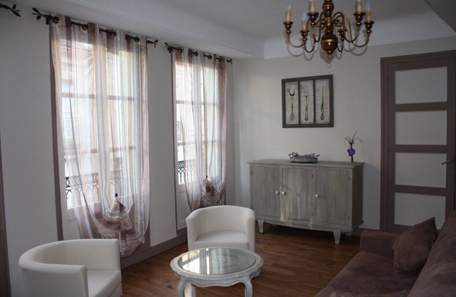 house with yard in the historical city center of Autun 3 stars