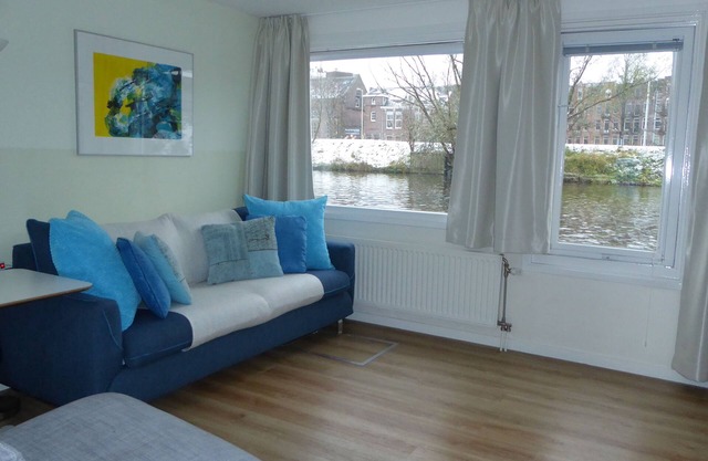 Houseboat In The Center, 5 min walk to Tropical Museum, Free Wifi!