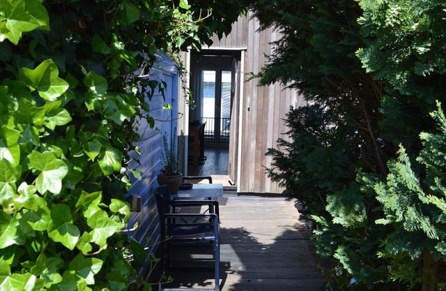 Houseboat Paradise