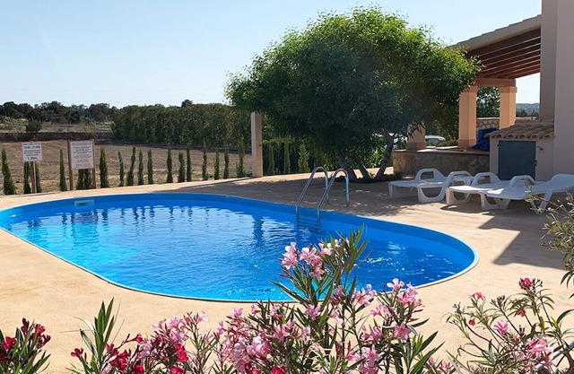 Houses in Ses Vinyes, with pool. Family atmosphere 1 km from Es Pujols.
