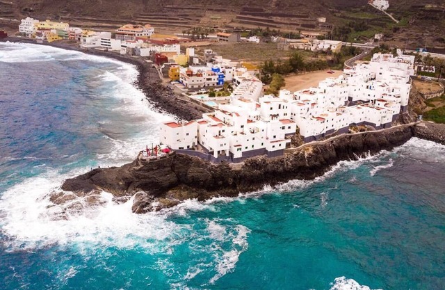 Housing, with 2 bedrooms, kitchen, bathroom, living room and solarium.