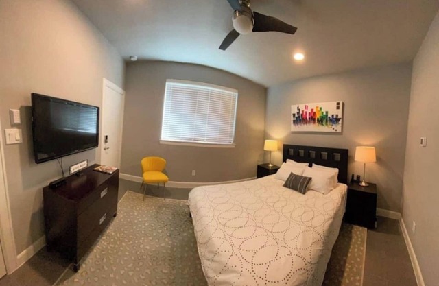 Houston Private Suite Located East Downtown