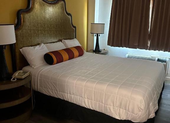 Howard Johnson by Wyndham Bakersfield