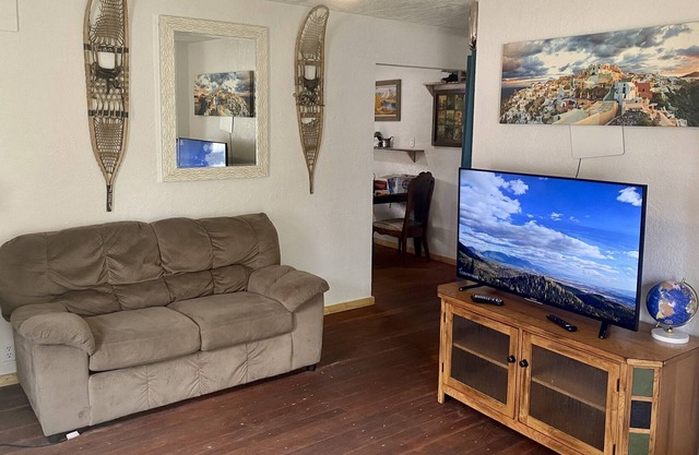 Howard's Hideaway Cottage - Unique Montana Retreat