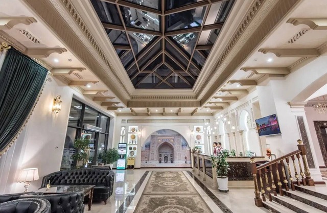 Huayue Mansion Hotel