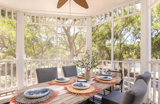 Huckleberry by Avantstay Classic Charleston Home Close to Beach Outdoor Dining