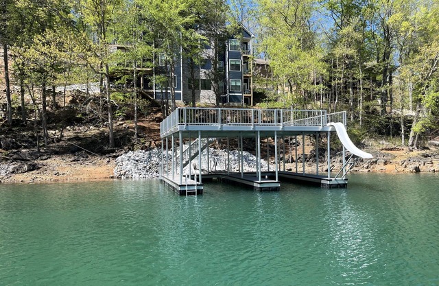 HUGE 10BR lakefront w/double deck dock, movie theatre, 2 hot tubs, dual kitchen