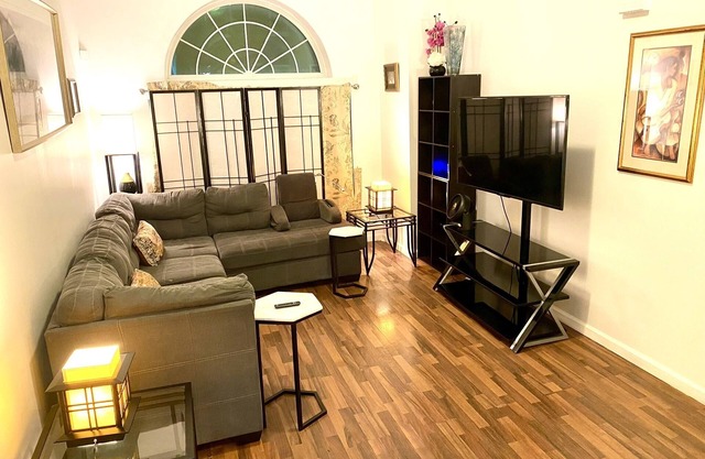 HUGE 2 Bedroom Apt w/king bed, FREE Street Parking