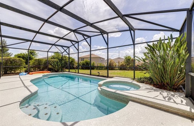 Huge 4 Bed 4.5 Bath Villa on Corner Plot with Huge South Pool & Spa