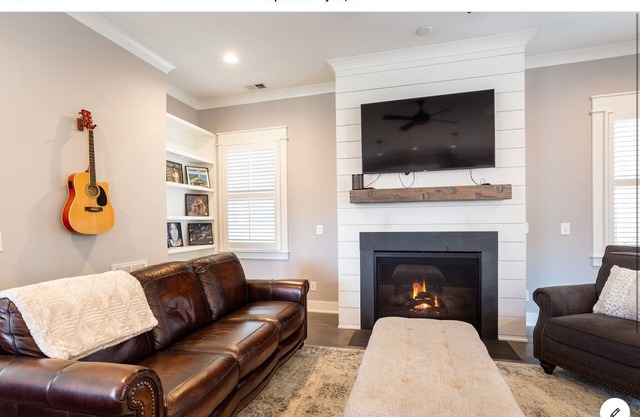 HUGE 4 BEDROOM PLUS BONUS RM! Perfect for large groups.