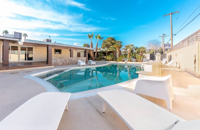 Huge 6 BDR, near the Strip, w/pool, playroom, 13 beds.