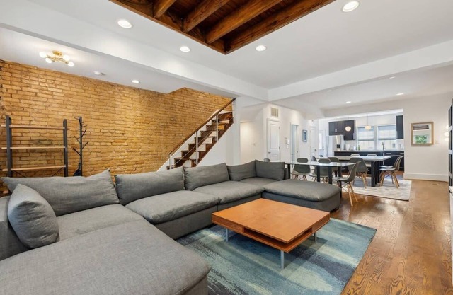 Huge 6 Queen Bed home with two decks & Parking