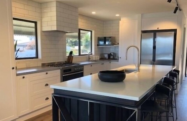 Huge 7 Bedroom, 5 bathroom Home with Plunge Pool and Incredible Lake Views