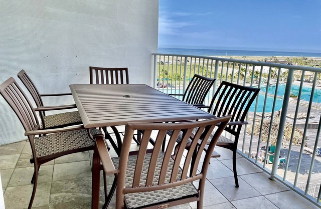 Huge Balcony with Bay & Gulf Views on the 5th Floor and a LAZY RIVER & CABANAS!