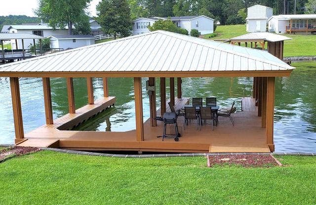 Huge boathouse, screened porch, Firepit, quiet neighborhood, 3/2. Pets friendly