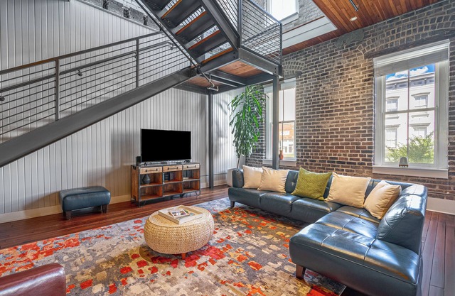 Huge Downtown Savannah Loft Sleeps 8